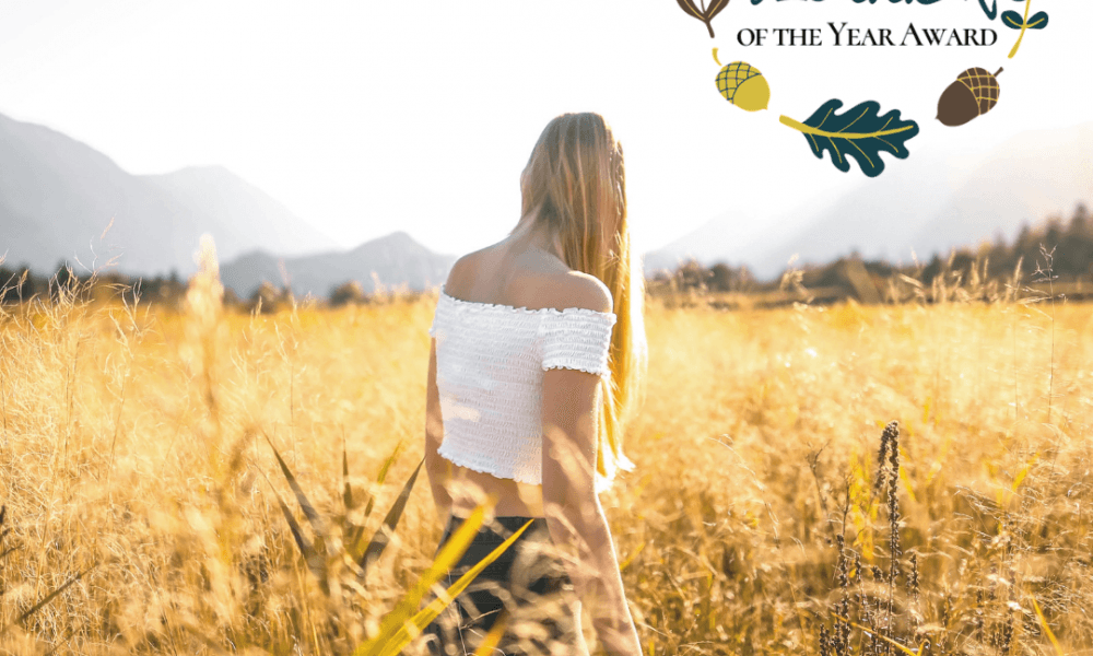 Girl in field promoting Countryside Blogger Awards